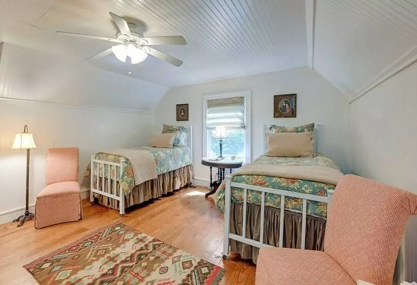 Smallwood  Cute Highlands Home W/ Screened Porch!