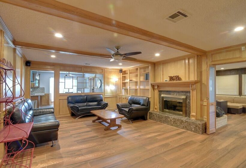 Lake Access & Pool: Spacious Freeport Home!