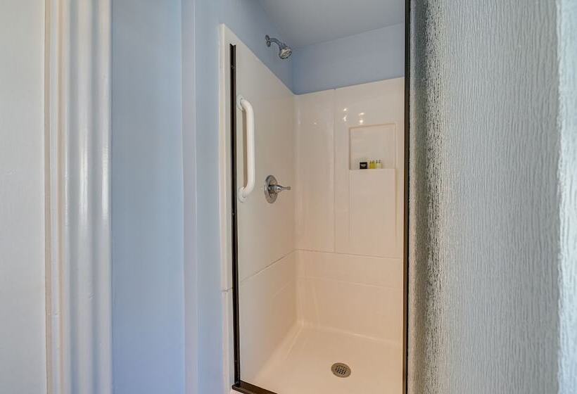 Spacious Historic Home In The Berkshires!