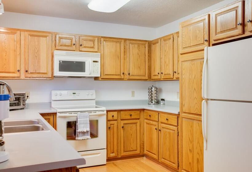 Roomy Angel Fire Home W/ Hot Tub, Sunroom & Views!