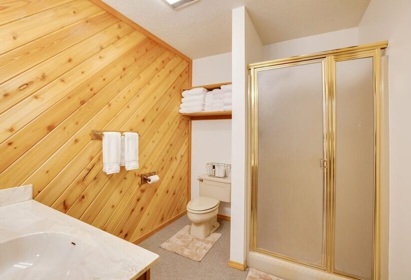 Roomy Angel Fire Home W/ Hot Tub, Sunroom & Views!