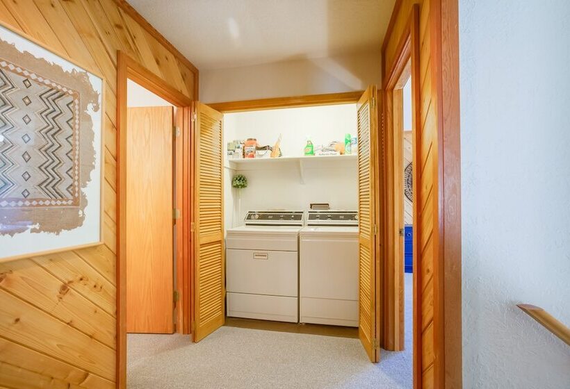 Roomy Angel Fire Home W/ Hot Tub, Sunroom & Views!