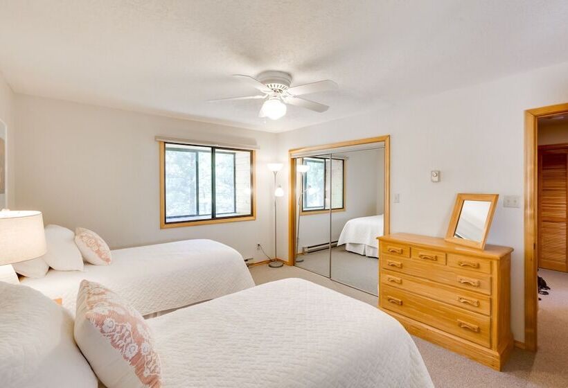 Roomy Angel Fire Home W/ Hot Tub, Sunroom & Views!