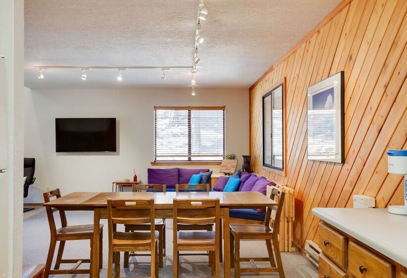 Roomy Angel Fire Home W/ Hot Tub, Sunroom & Views!