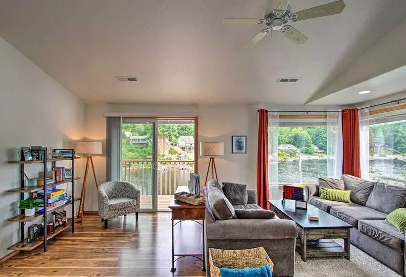 The Peacock House    Waterfront Home W/ Hot Tub!