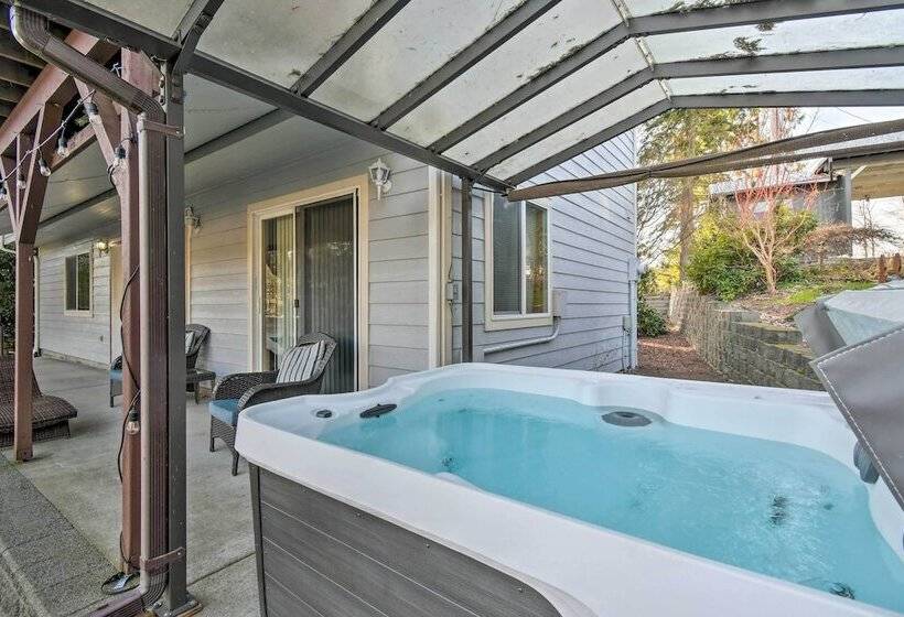 The Peacock House    Waterfront Home W/ Hot Tub!