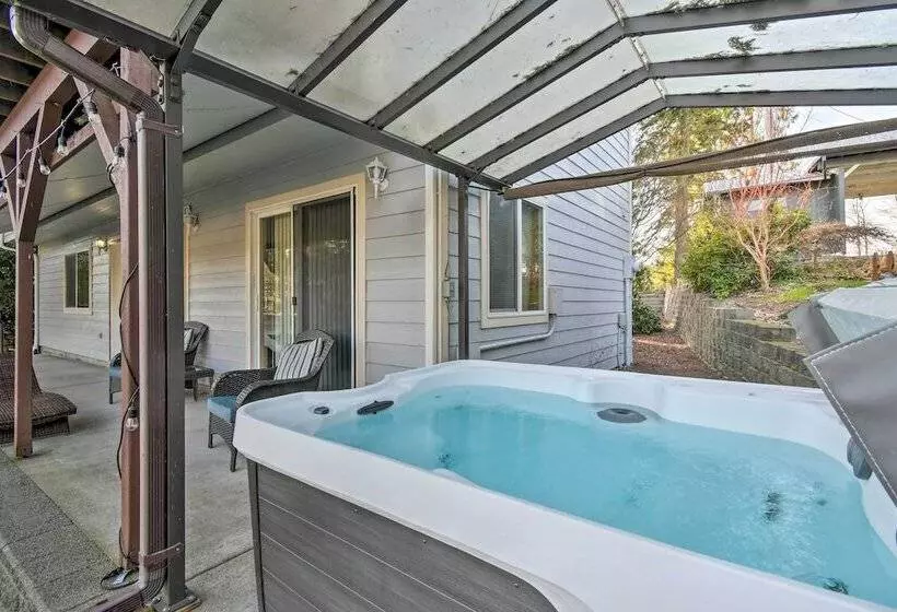 The Peacock House    Waterfront Home W/ Hot Tub!