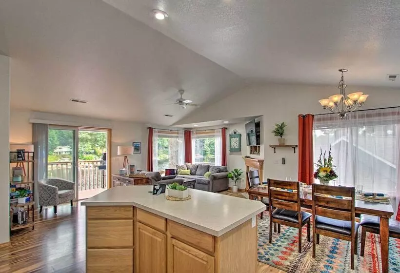 The Peacock House    Waterfront Home W/ Hot Tub!