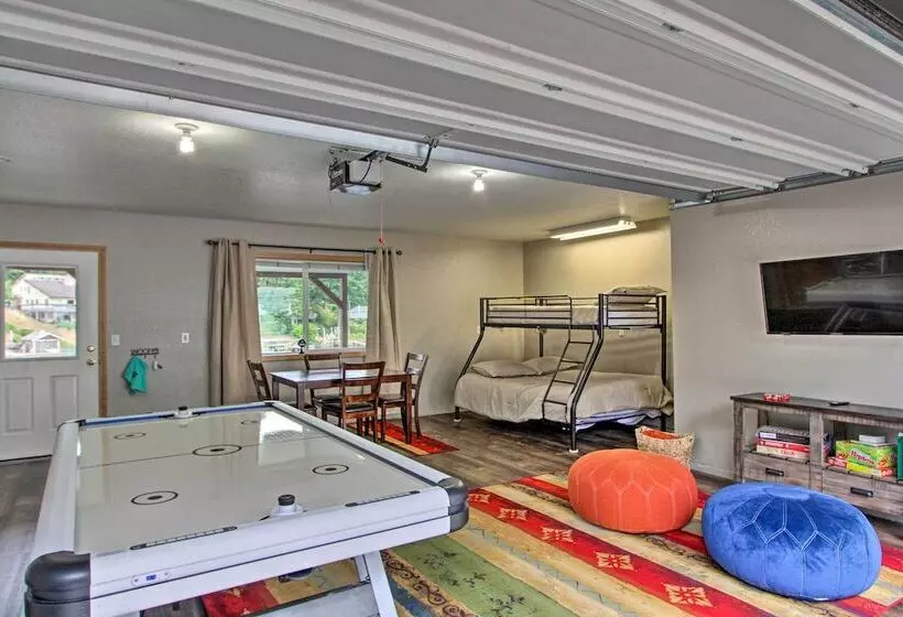 The Peacock House    Waterfront Home W/ Hot Tub!