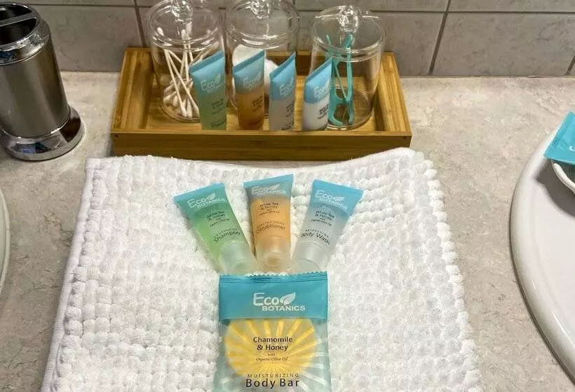 The Peacock House    Waterfront Home W/ Hot Tub!