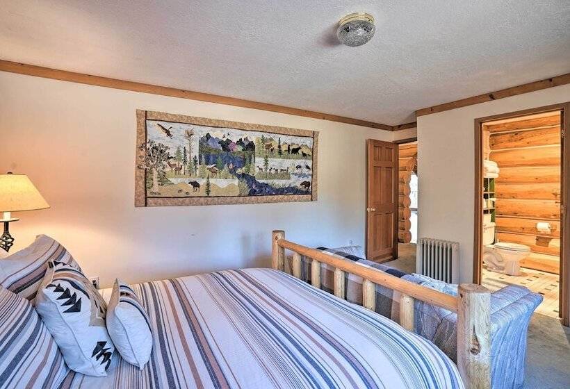 Bend Log Cabin W/ Cascade Mountain Views!