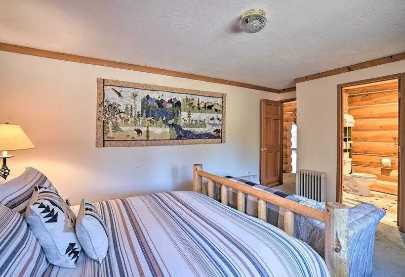 Bend Log Cabin W/ Cascade Mountain Views!