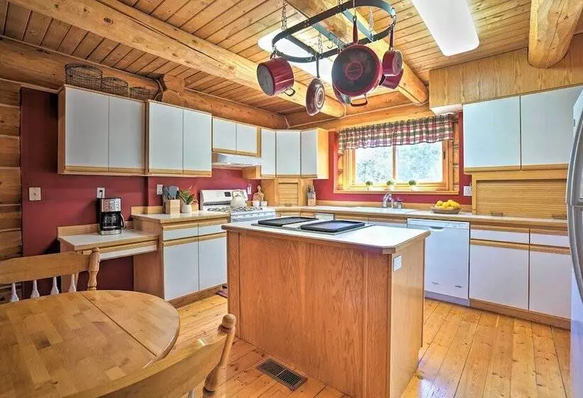 Bend Log Cabin W/ Cascade Mountain Views!