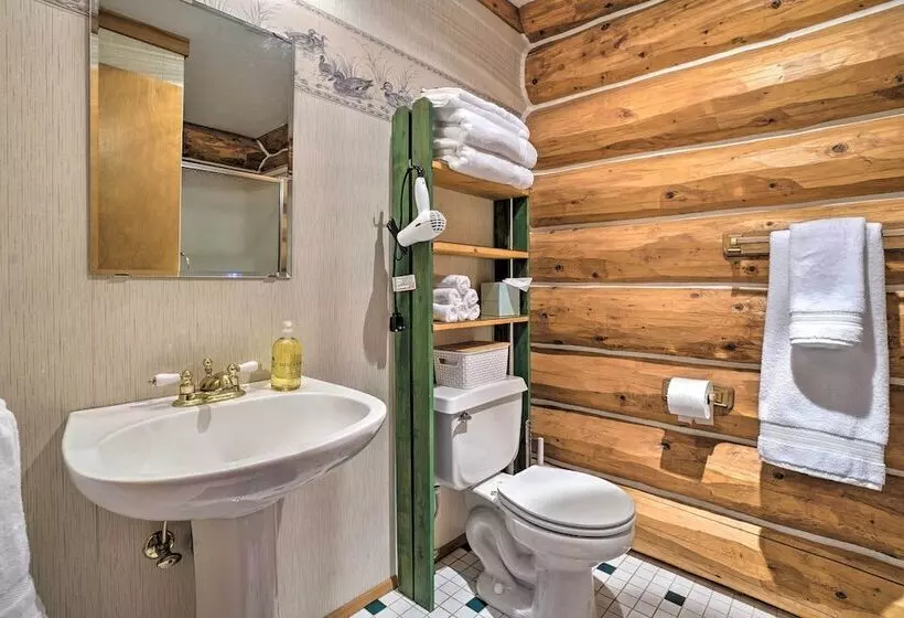 Bend Log Cabin W/ Cascade Mountain Views!