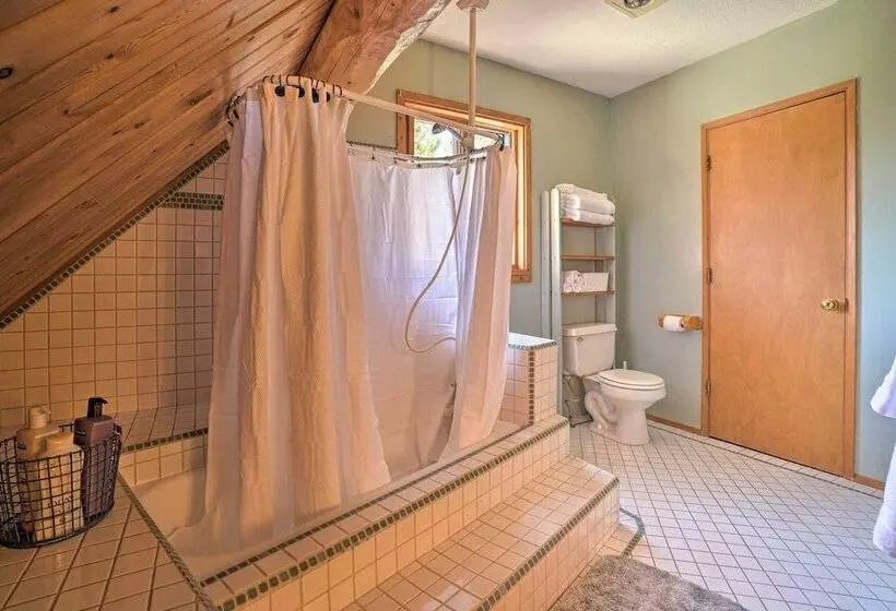 Bend Log Cabin W/ Cascade Mountain Views!