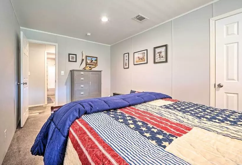 Updated Tuskahoma Cabin W/ Fire Pit & Deck!