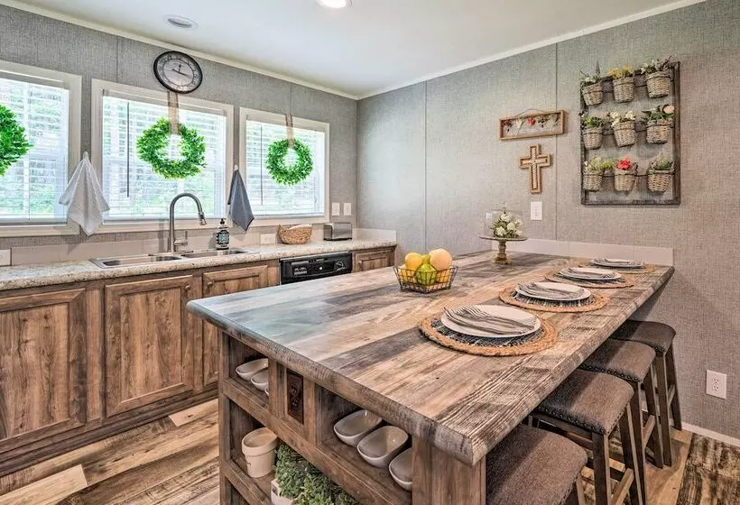 Updated Tuskahoma Cabin W/ Fire Pit & Deck!