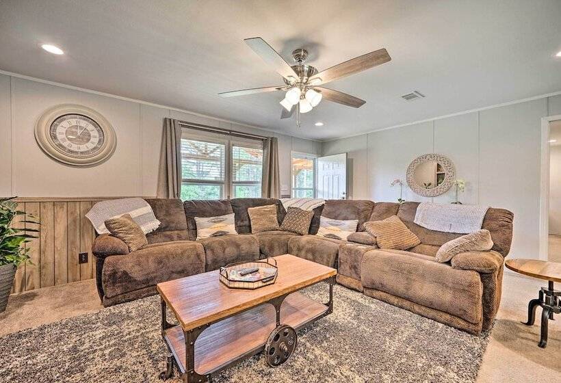 Updated Tuskahoma Cabin W/ Fire Pit & Deck!