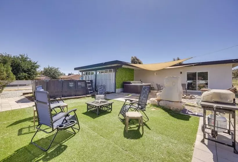Hot Tub & Pool: Joshua Tree Vacation Home!