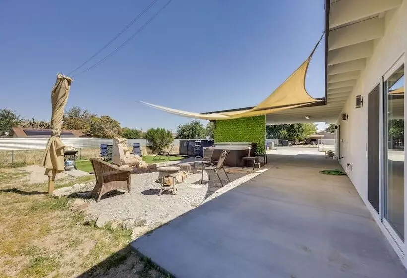 Hot Tub & Pool: Joshua Tree Vacation Home!