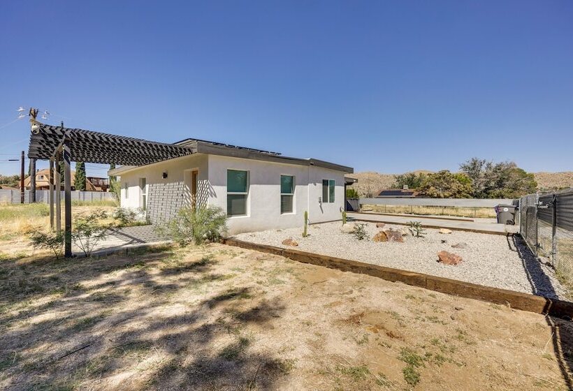 Hot Tub & Pool: Joshua Tree Vacation Home!