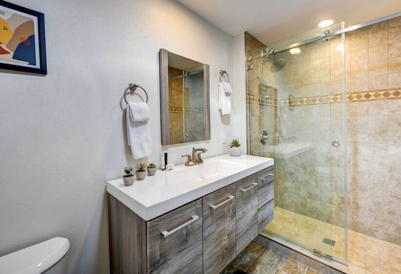 Hot Tub & Pool: Joshua Tree Vacation Home!