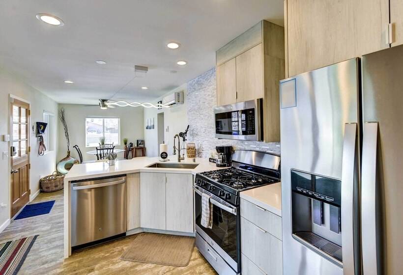 Hot Tub & Pool: Joshua Tree Vacation Home!