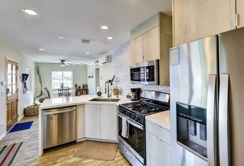 Hot Tub & Pool: Joshua Tree Vacation Home!