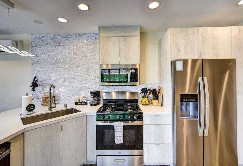 Hot Tub & Pool: Joshua Tree Vacation Home!