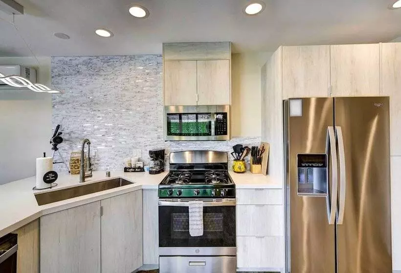 Hot Tub & Pool: Joshua Tree Vacation Home!