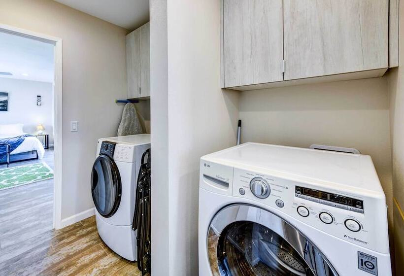 Hot Tub & Pool: Joshua Tree Vacation Home!