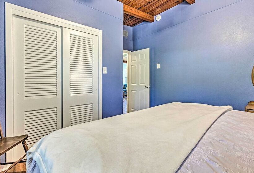 Vibrant Pcb Bungalow W/ Patio Walk To The Beach!