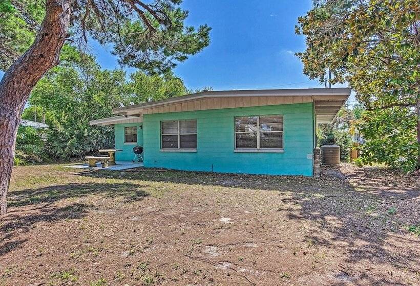 Vibrant Pcb Bungalow W/ Patio Walk To The Beach!