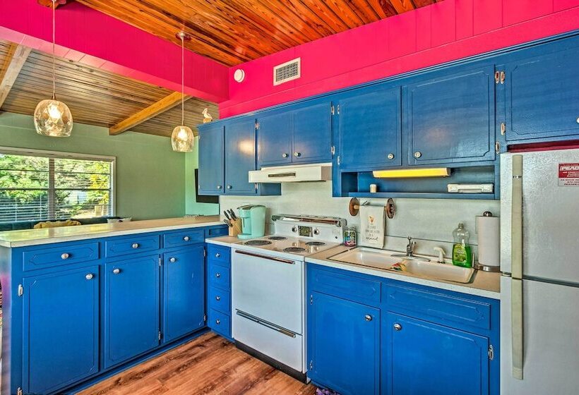 Vibrant Pcb Bungalow W/ Patio Walk To The Beach!