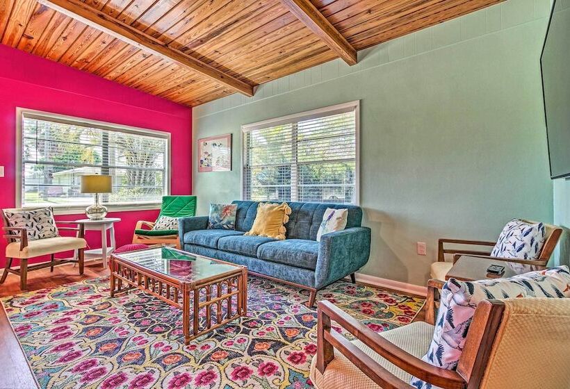 Vibrant Pcb Bungalow W/ Patio Walk To The Beach!