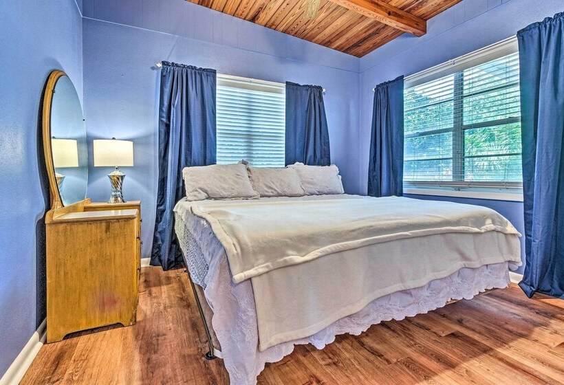 Vibrant Pcb Bungalow W/ Patio Walk To The Beach!