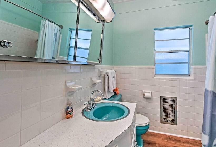 Vibrant Pcb Bungalow W/ Patio Walk To The Beach!