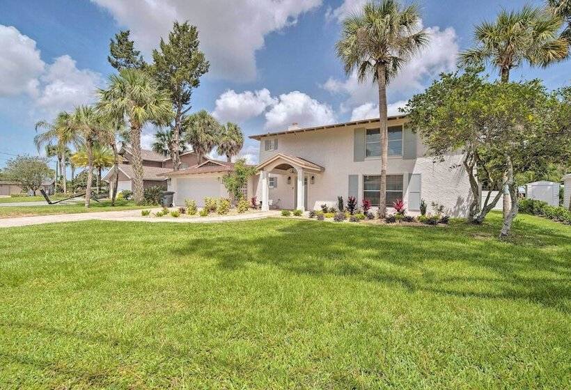 Waterfront Crystal River Home W/ Boat Dock!