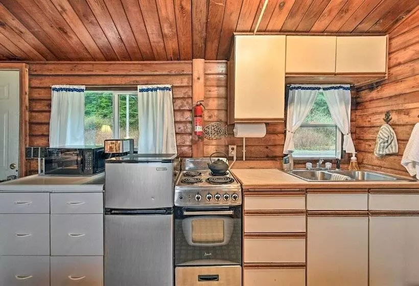 Waterfront Sekiu Escape   9 Mi To Neah Bay!