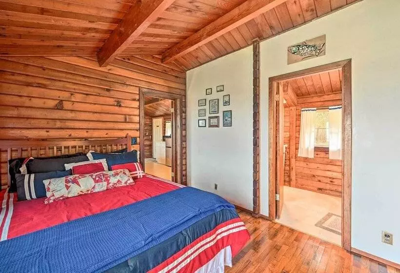 Waterfront Sekiu Escape   9 Mi To Neah Bay!