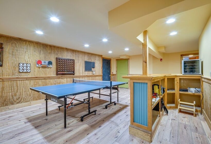 West Dover Cabin W/ Game Room, 4 Mi To Mt Snow!