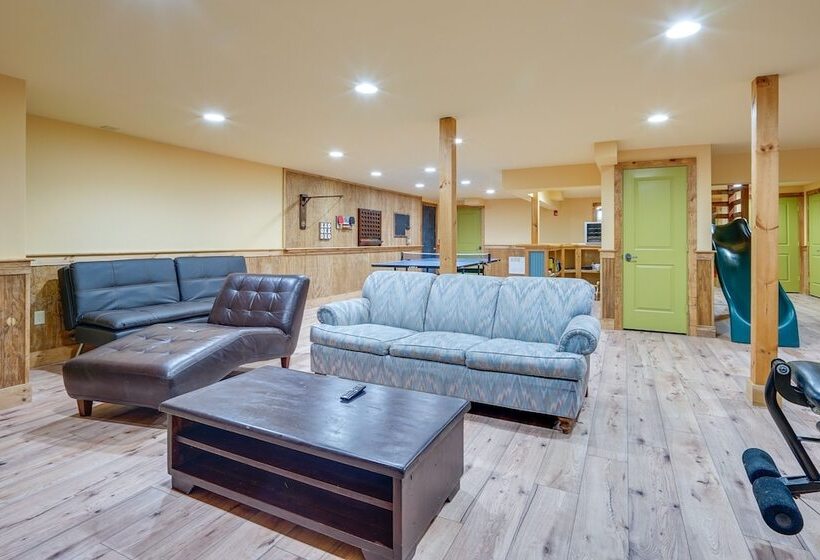 West Dover Cabin W/ Game Room, 4 Mi To Mt Snow!