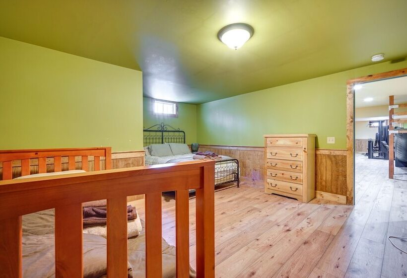 West Dover Cabin W/ Game Room, 4 Mi To Mt Snow!