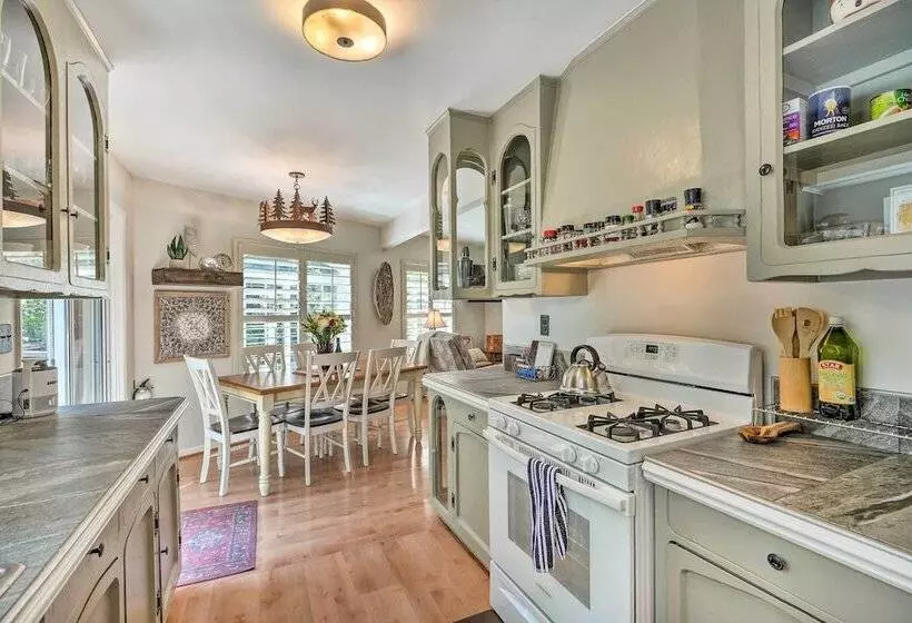 1 Mi To Jenkinson Lake: Apples Chalet W/ Deck