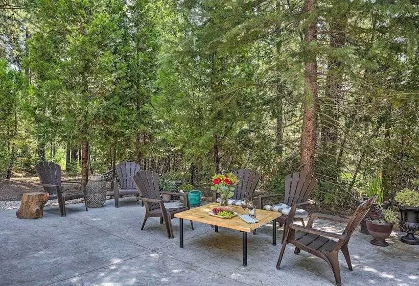 1 Mi To Jenkinson Lake: Apples Chalet W/ Deck