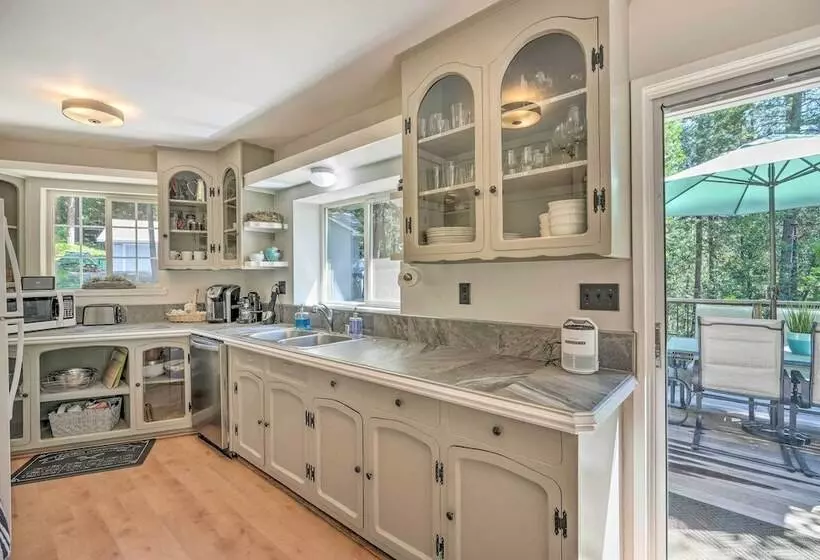 1 Mi To Jenkinson Lake: Apples Chalet W/ Deck