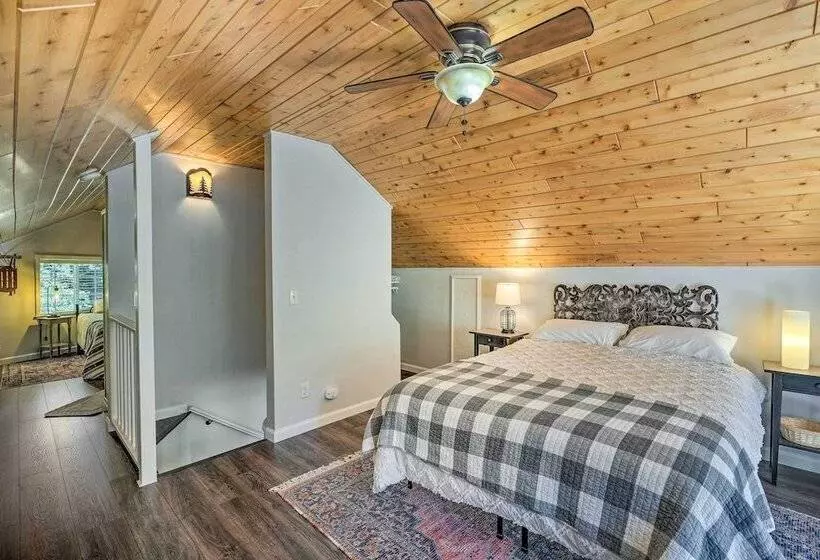 1 Mi To Jenkinson Lake: Apples Chalet W/ Deck