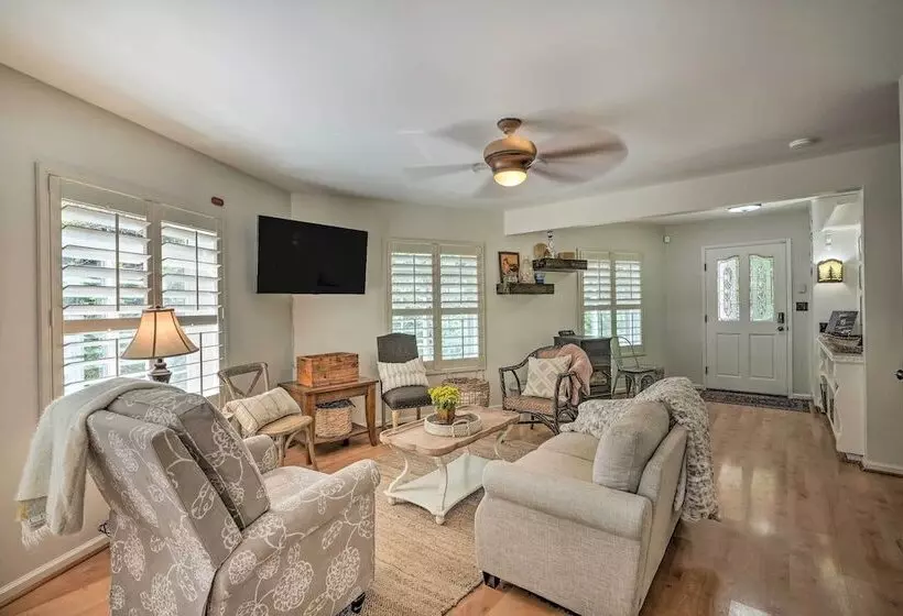 1 Mi To Jenkinson Lake: Apples Chalet W/ Deck