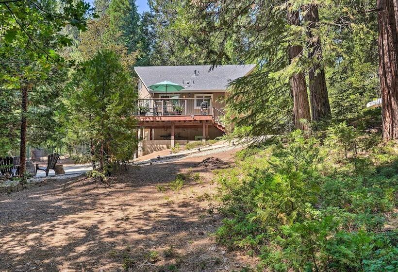 1 Mi To Jenkinson Lake: Apples Chalet W/ Deck