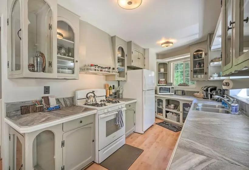 1 Mi To Jenkinson Lake: Apples Chalet W/ Deck